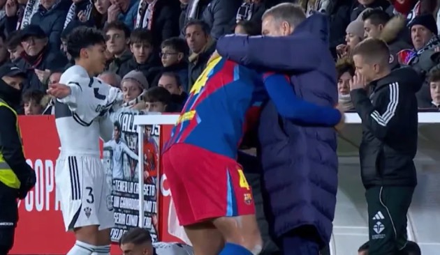 Ronald Araujo tiết lộ lý do ôm chầm lấy Hansi Flick