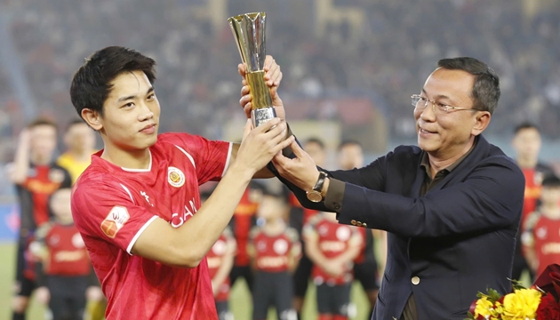 Sức nóng V-League rèn quân cho HLV Kim đấu Malaysia